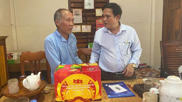 LÃNH ĐẠO XÃ ĐÔNG TRÀ BỒNG THĂM, TẶNG QUÀ CÁC GIA ĐÌNH LIỆT SĨ NHÂN KỶ NIỆM 80 NĂM CÁCH MẠNG THÁNG TÁM VÀ QUỐC KHÁNH 02/9