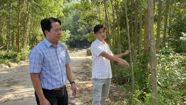 PHÓ CHỦ TỊCH UBND XÃ KIỂM TRA HỆ THỐNG CẤP NƯỚC KHU TÁI ĐỊNH CƯ NÓC ÔNG ĐẾN