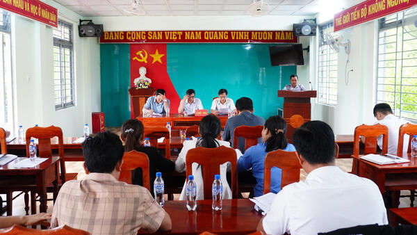 THƯỜNG TRỰC ĐẢNG UỶ XÃ ĐÔNG TRÀ BỒNG LÀM VIỆC VỚI CHI BỘ THÔN 3