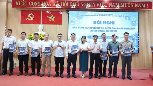 ĐÔNG TRÀ BỒNG TIẾP NHẬN GIẢI PHÁP MINI APP “CHÍNH QUYỀN SỐ CẤP XÃ”