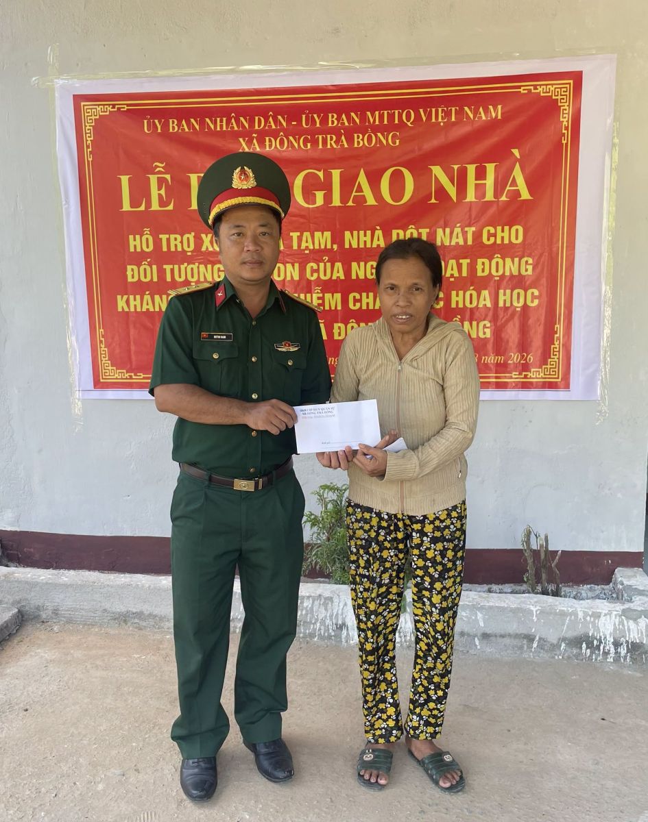 Đại diện lãnh đạo BCH Quân sự xã tặng quà cho gia đình