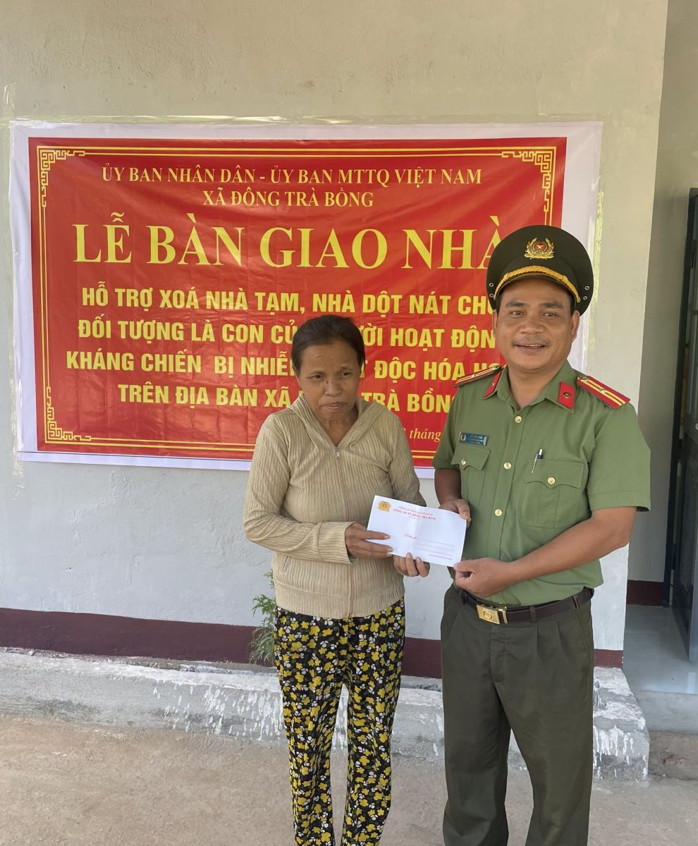 Đại diện lãnh đạo Công an xã tặng quà cho gia đình